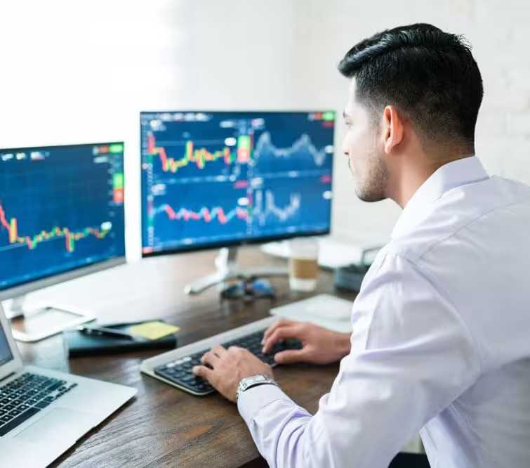 Ein Trading-Team analysiert gemeinsam Marktcharts und Performance-Daten